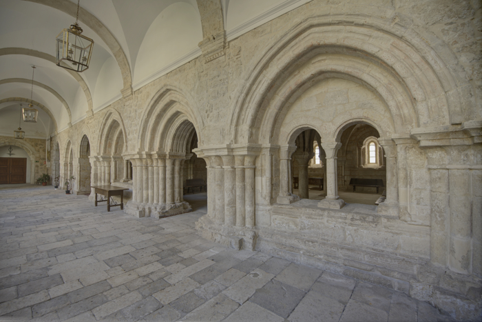 Galería este del claustro con la portada de la sala capitular del monasterio de la Espina